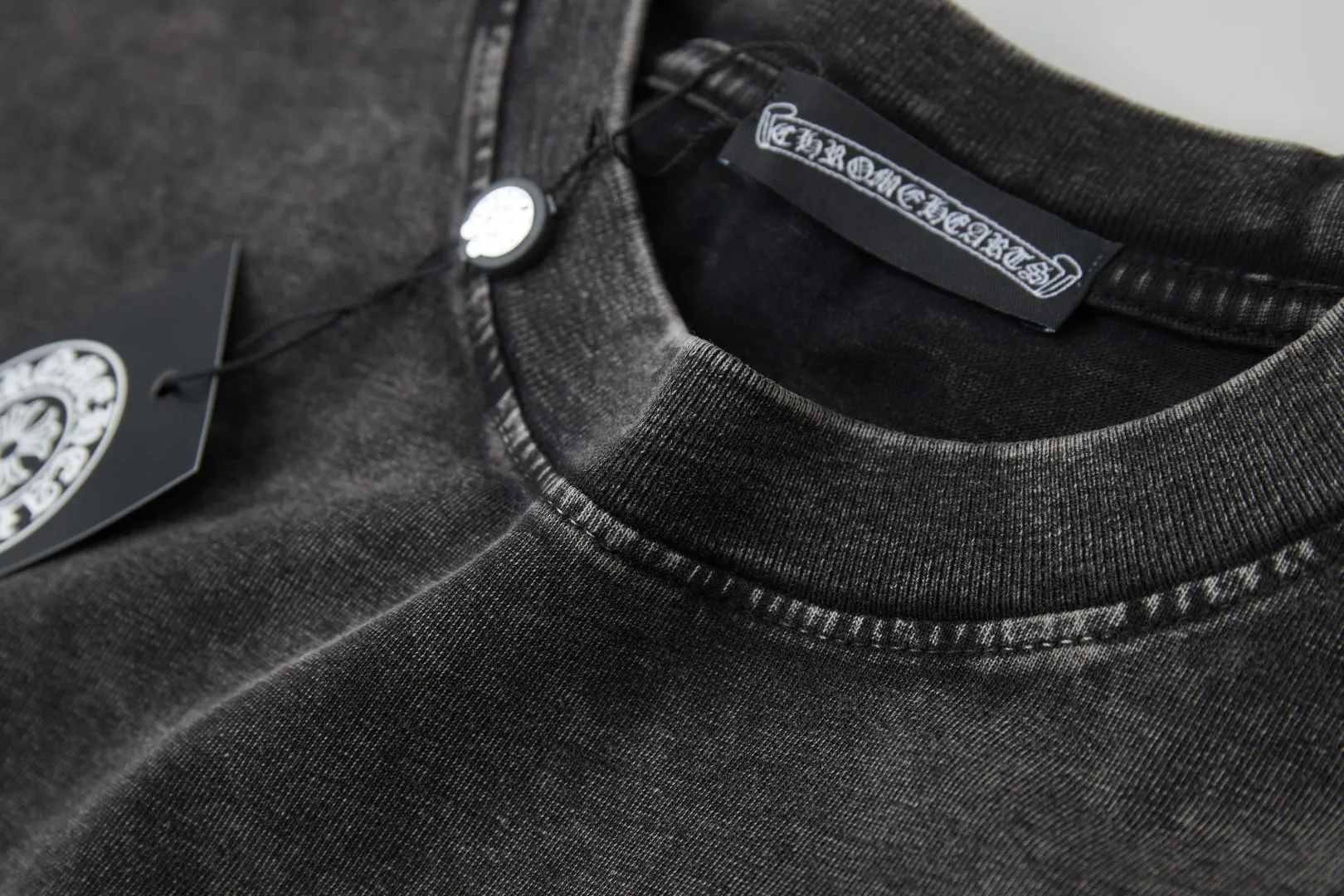 🅿️240 ✨CH✨🆕25SS spring and summer new style ✝Fresh rhinestone short sleeves Light luxury essential item for daily commuting for men and women Correct version Welcome to compare Detailed features · 280g 100% pure cotton double yarn jersey fabric · Custom dyed in the same vat, special thickened 32 count double-ply 1X1 thread · Imported Australian pearlescent diamonds✝patterns➕hardware nuts are stamped at high temperature. Ready-made garments are dyed, then faded and fried with snowflakes and frayed. Then washed to make them look old. General washing improves the effect · Double-needle stitching and seam-crossing process · Original main mark washed tag brand moisture-proof paper packaging Color: black/green/red/blue Size: S/M/L/XL